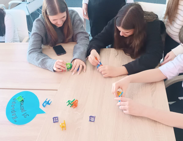 Профориентация как она есть: губкинские школьники строят башню Профориентация как она есть: губкинские школьники строят башню