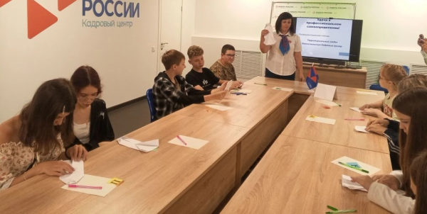В Новом Осколе школьникам из летнего лагеря показали, как выглядит их профессиональное будущее