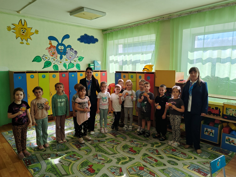 Специалисты Валуйского кадрового центра провели профориентацию для тринадцати дошколят 