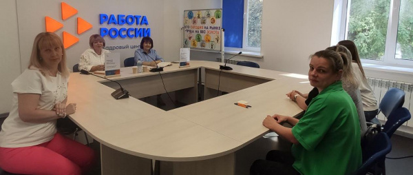Двенадцать ищущих работу женщин посетили ярмарку вакансий в Губкинском кадровом центре