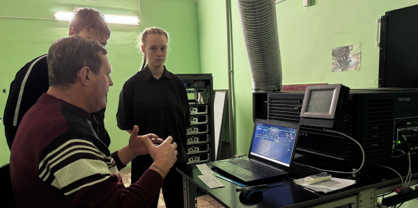 Чернянский кадровый центр организовал экскурсию в кинотеатр для школьников 