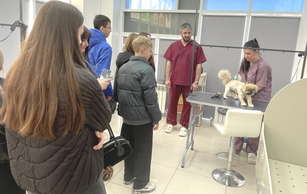 Экскурсия в груминг-салон: школьники познакомились с новой профессией