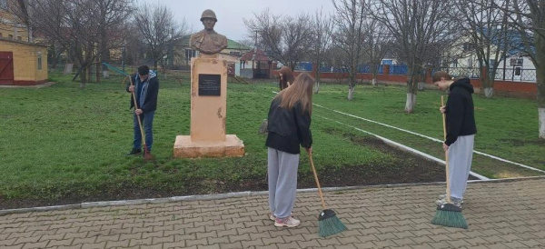 Двадцать школьников из п. Ровеньки решили подработать на каникулах