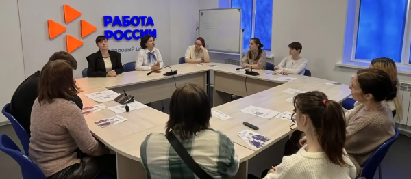 В Губкинском кадровом центре провели консультацию для детей-сирот