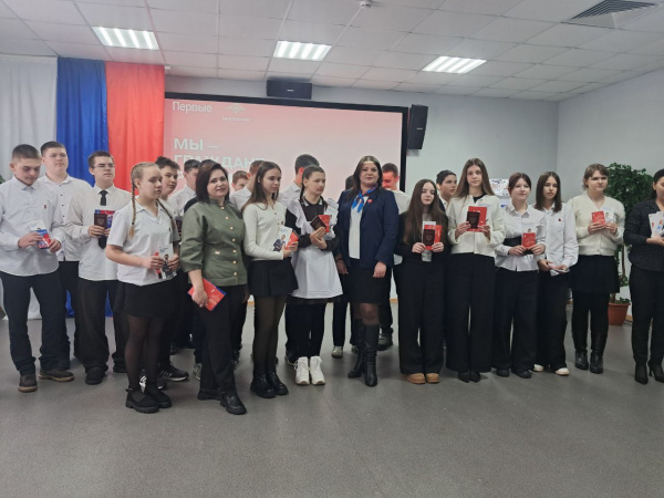 Начальник Ивнянского кадрового центра поздравила школьников с получением паспортов