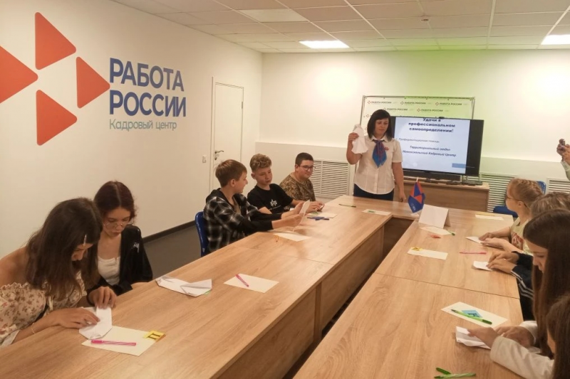 В Новом Осколе школьникам из летнего лагеря показали, как выглядит их профессиональное будущее