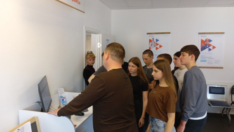 В Волоконовском кадровом центре прошел урок профориентации для двенадцати старшеклассников Староивановской школы.