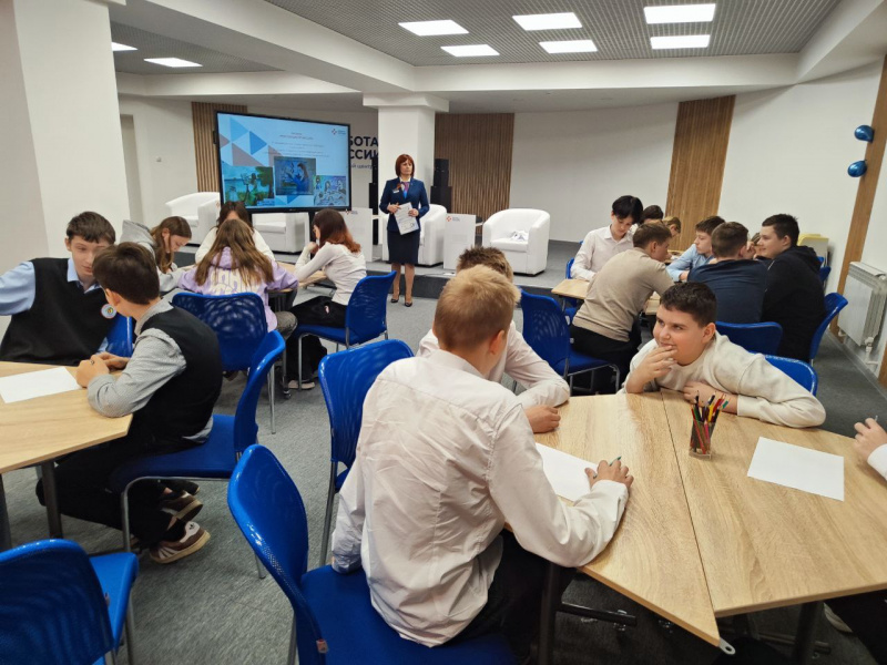 Профориентационная экскурсия по Старооскольскому кадровому центру для школьников    