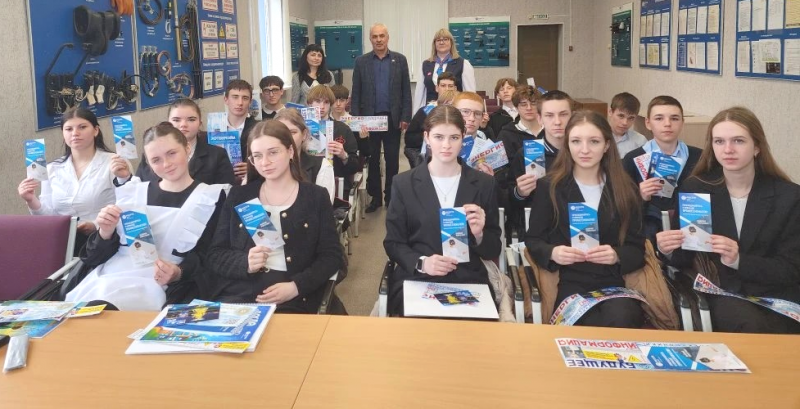 Вейделевские школьники изучили работу РЭС изнутри