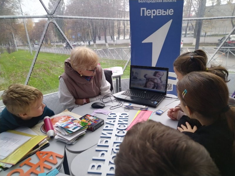 Тема выбора профессии остается актуальной для подростков даже в период каникул