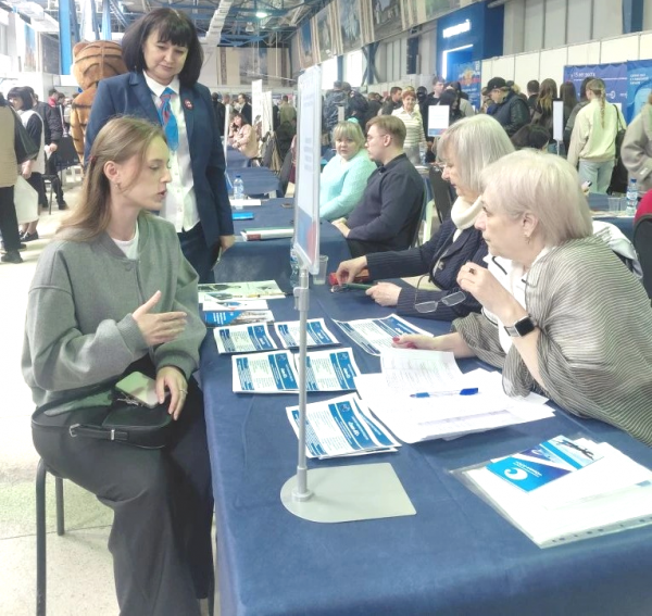 «Прямой диалог» на ярмарке: выпускники презентовали себя работодателям и обсудили перспективы трудоустройства