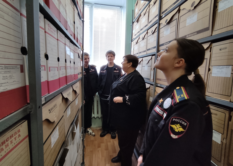 Новооскольские кадеты познакомились с профессией архивариуса