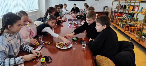 20 шестиклассников побывали на экскурсии знаменитой кондитерской фабрики «Славянка»