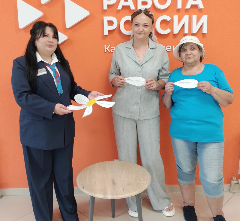 Ко Дню семьи, любви и верности 27 клиентов Прохоровского кадрового центра получили «лепестки поддержки»