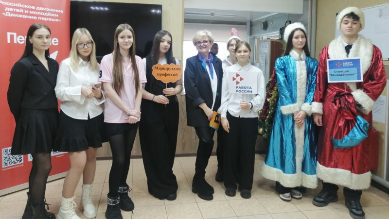 Губкинские школьники пришли с новогодним визитом к горноспасателям