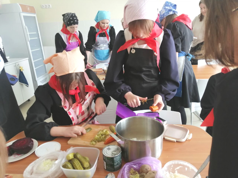Испытание винегретом: губкинских школьниц проверили на готовность стать поварами