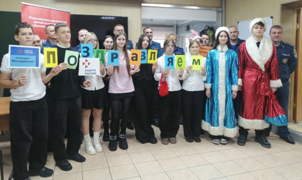 Губкинские школьники пришли с новогодним визитом к горноспасателям