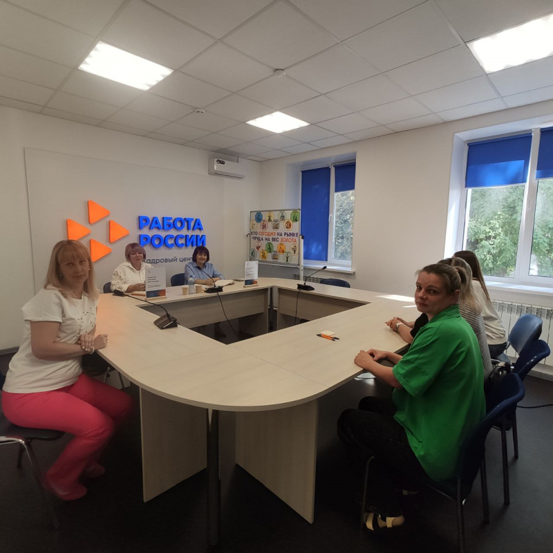 Двенадцать ищущих работу женщин посетили ярмарку вакансий в Губкинском кадровом центре