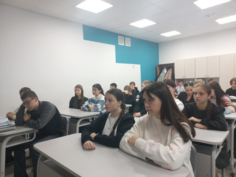 Специалисты Валуйского кадрового центра продолжают проводить уроки профориентации со старшеклассниками