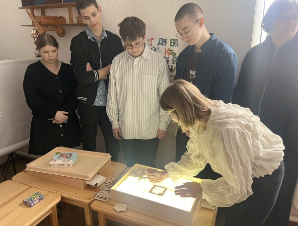 Экскурсия в детскую студию вдохновила старшеклассников на выбор профессии педагога