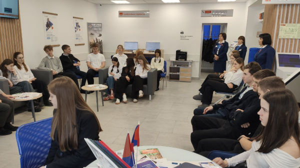 Двадцать пять школьников познакомились с работой Губкинского кадрового центра